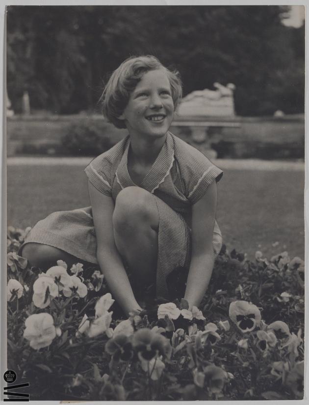 Dronning Margrethe II som barn med blomster.