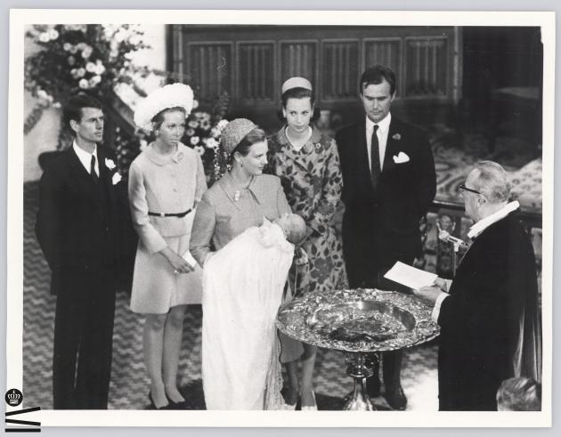 Dronning Margrethe II til dåb med en af hendes sønner, omringet af familie og præst.