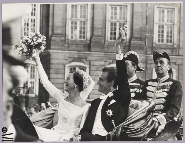 Margrethe II og Prins Henrik sidder i karet på deres bryllupsdag.