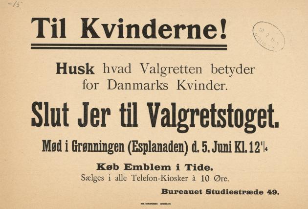 En sepia plakat med teksten "Til Kvinderne! Husk hvad Valgretten betyder for Danmarks Kvinder. Slut Jer til Valgretstoget.""