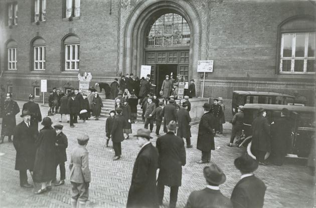 Crowd gathered in front of the town hall