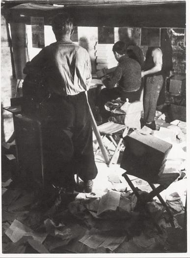 Fotografi af trykning af De Frie Danske i kælder i Bredgade, januar 1945.