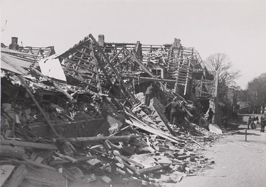Fotografi af bygninger i Rønne i ruiner efter bombeangreb fra russerne.