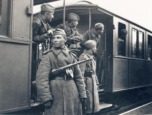 Fotografi af russisk militær, der ankommer i tog til Gudhjem