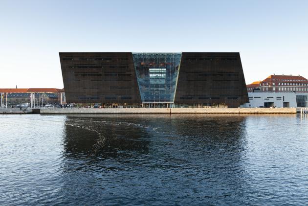 Den Sorte Diamant se fra havnen