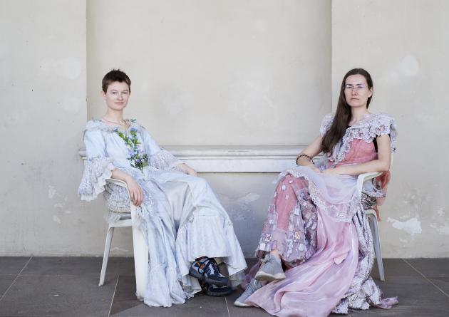 Musikerne Viktoria Holde Søndergaard & Klára Pudláková sidder foran en mur