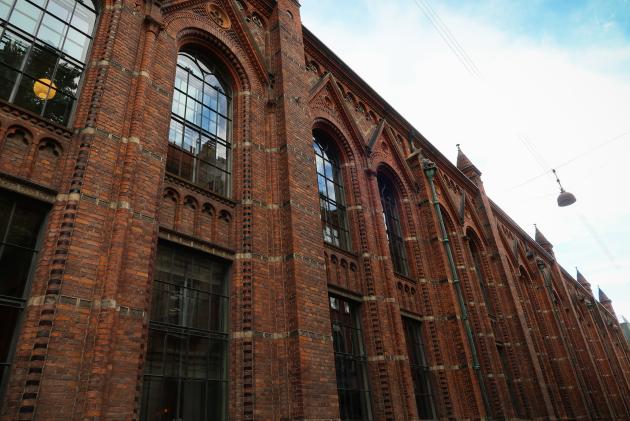 Biblioteksbygningen i Fiolstræde udefra og nedefra