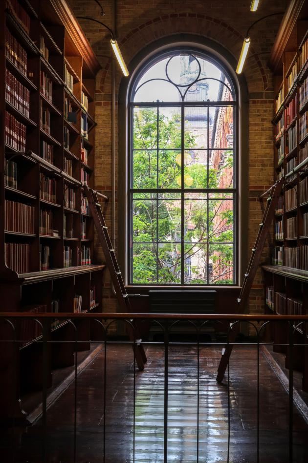 Biblioteksbygningen indefra med vindue