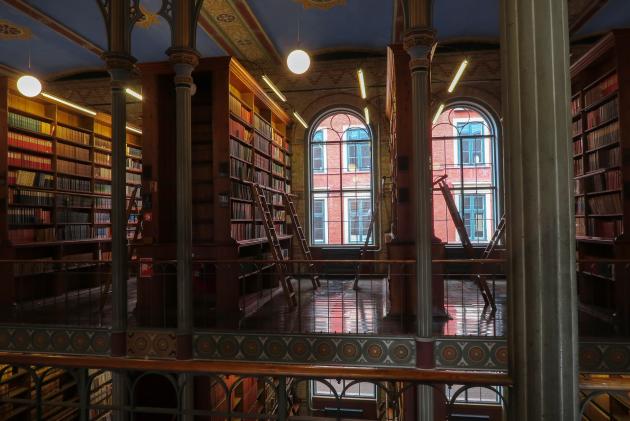 Biblioteksbygningen indefra med vinduer