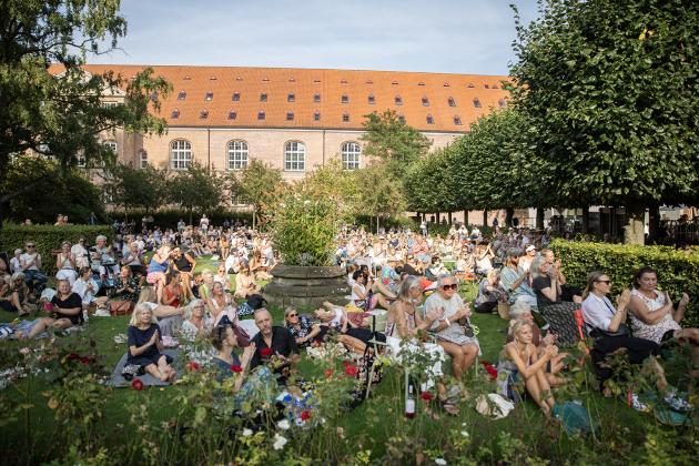 En masse gæster i Bibliotekshaven under et tidligere arrangement.
