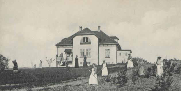 Ankerhus udefra med kvinder