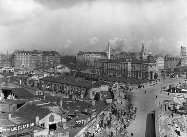 Udsigt mod Boulevardbanen og Palads Teatret, oppefra. Sort/hvid.