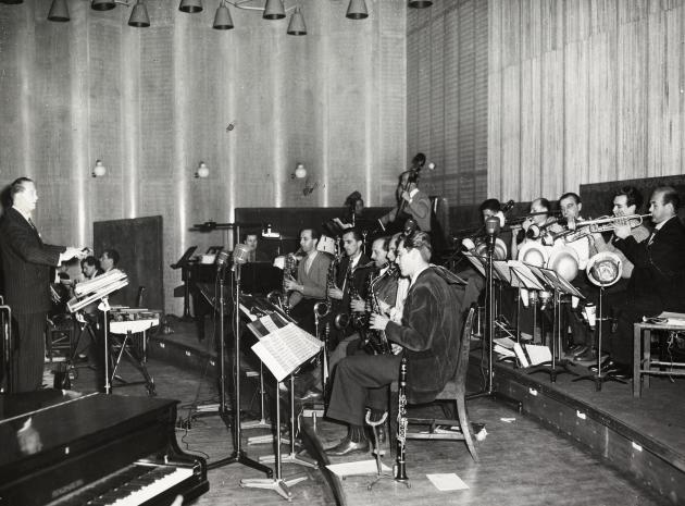 DR Radio. Musikere med mikrofoner foran sig.