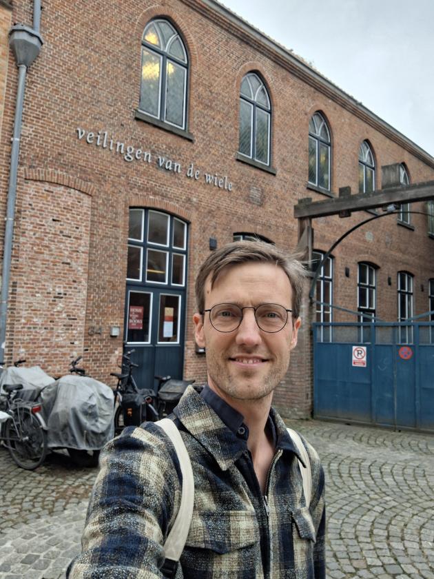 Tue Søvsø, forsker på Det Kgl. Bibliotek, foran auktionshuset i Brugge.