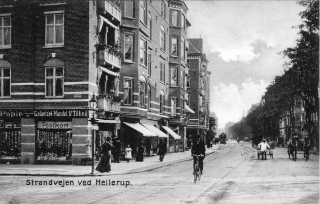Postkortbillede fra Strandvejen med bygninger og mennesker.
