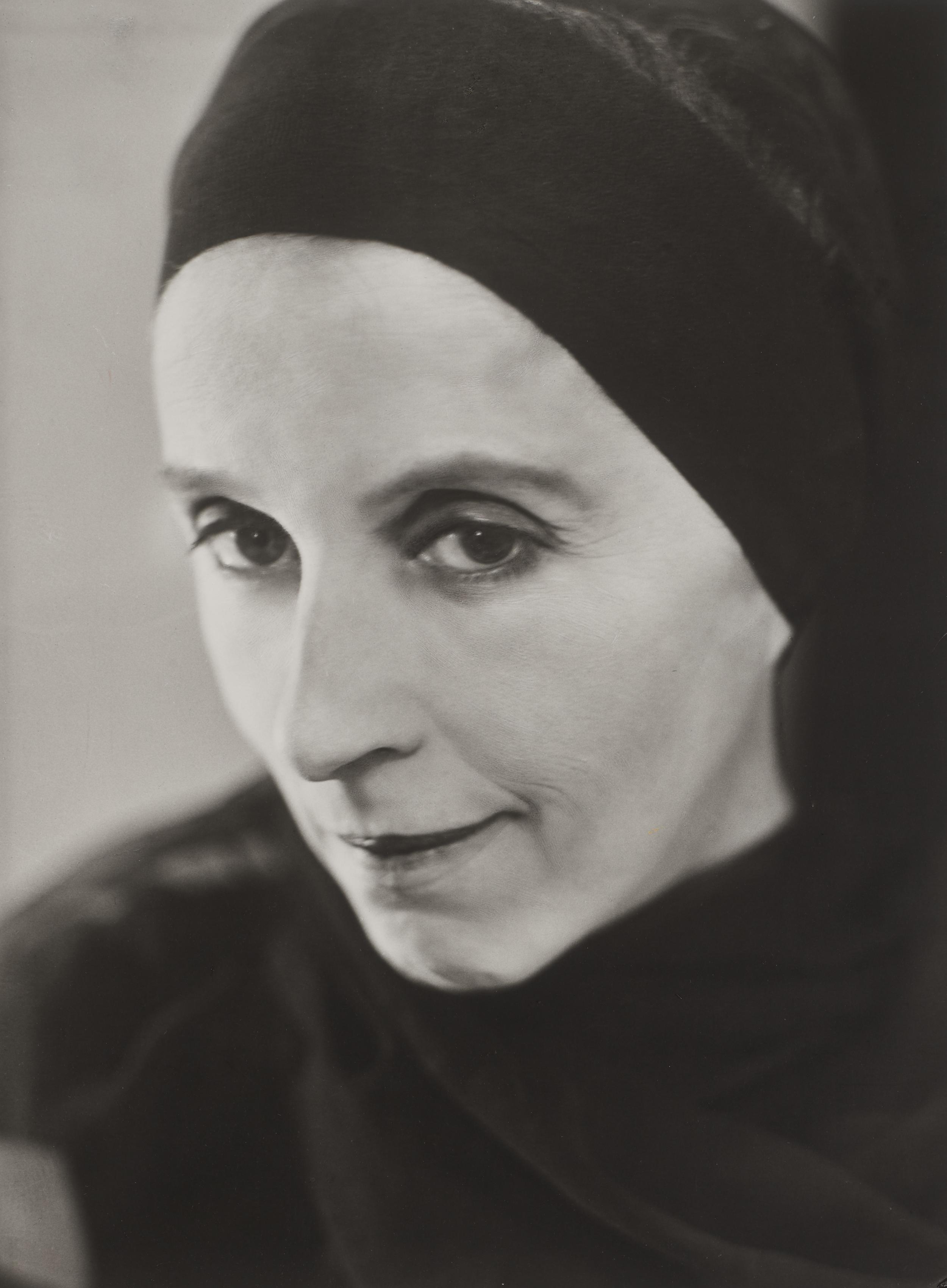 Karen Blixen med sort hårbånd