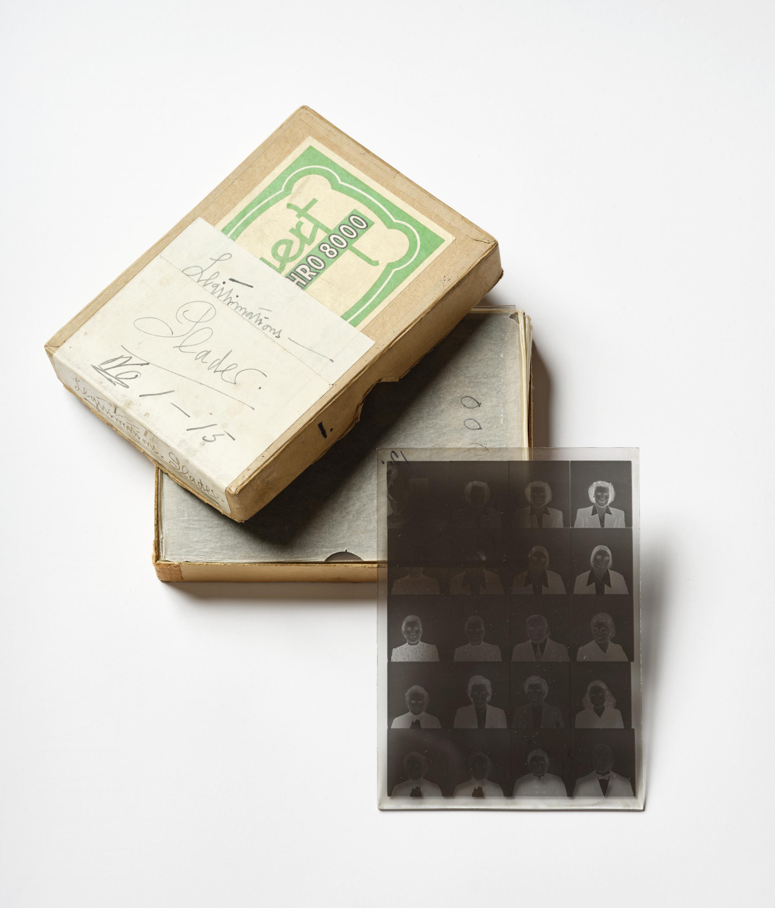 En æske med legitimationsplader og negativer af portrætter