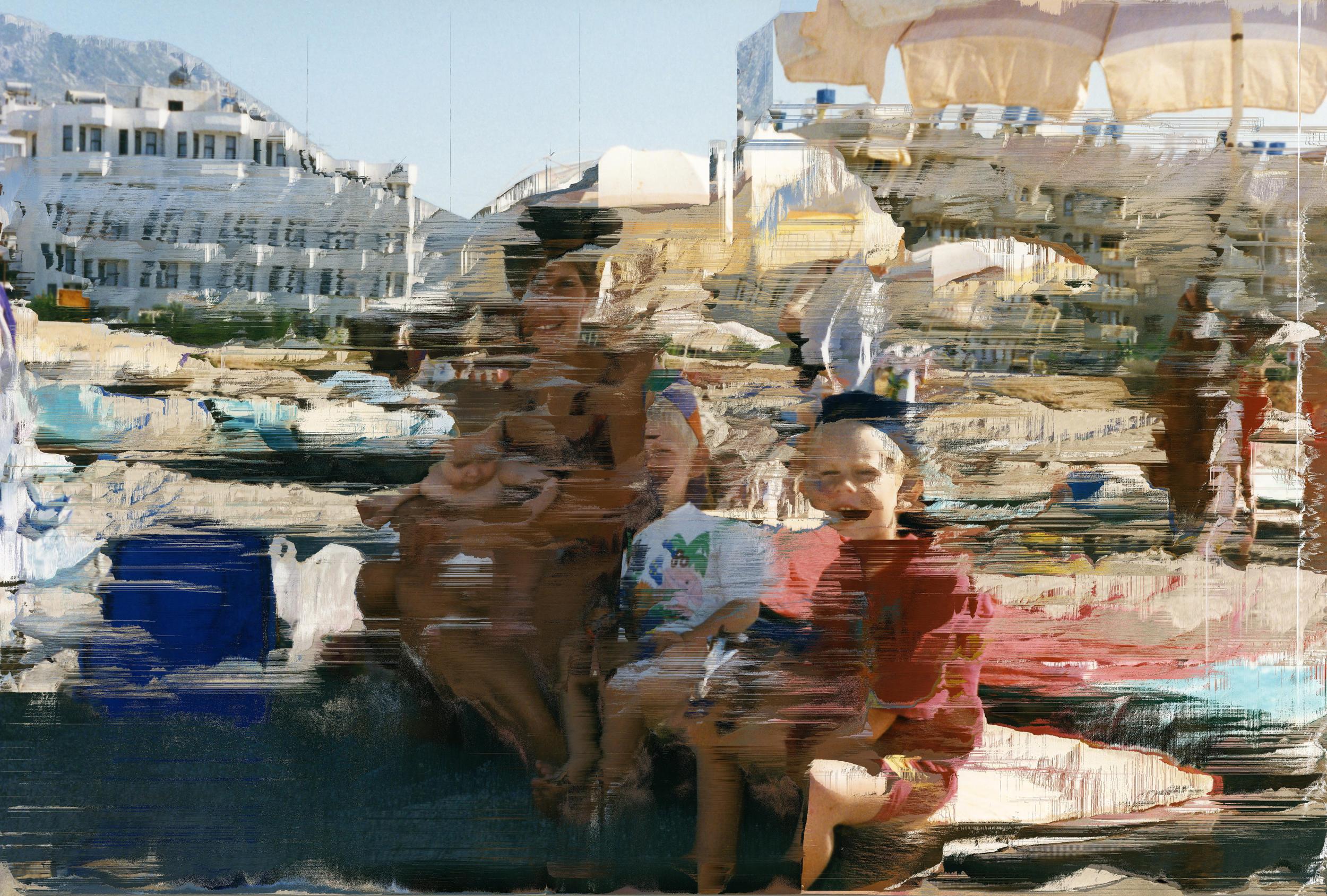 Billede af en kvinde og tre børn på en strand med en udtværet effekt