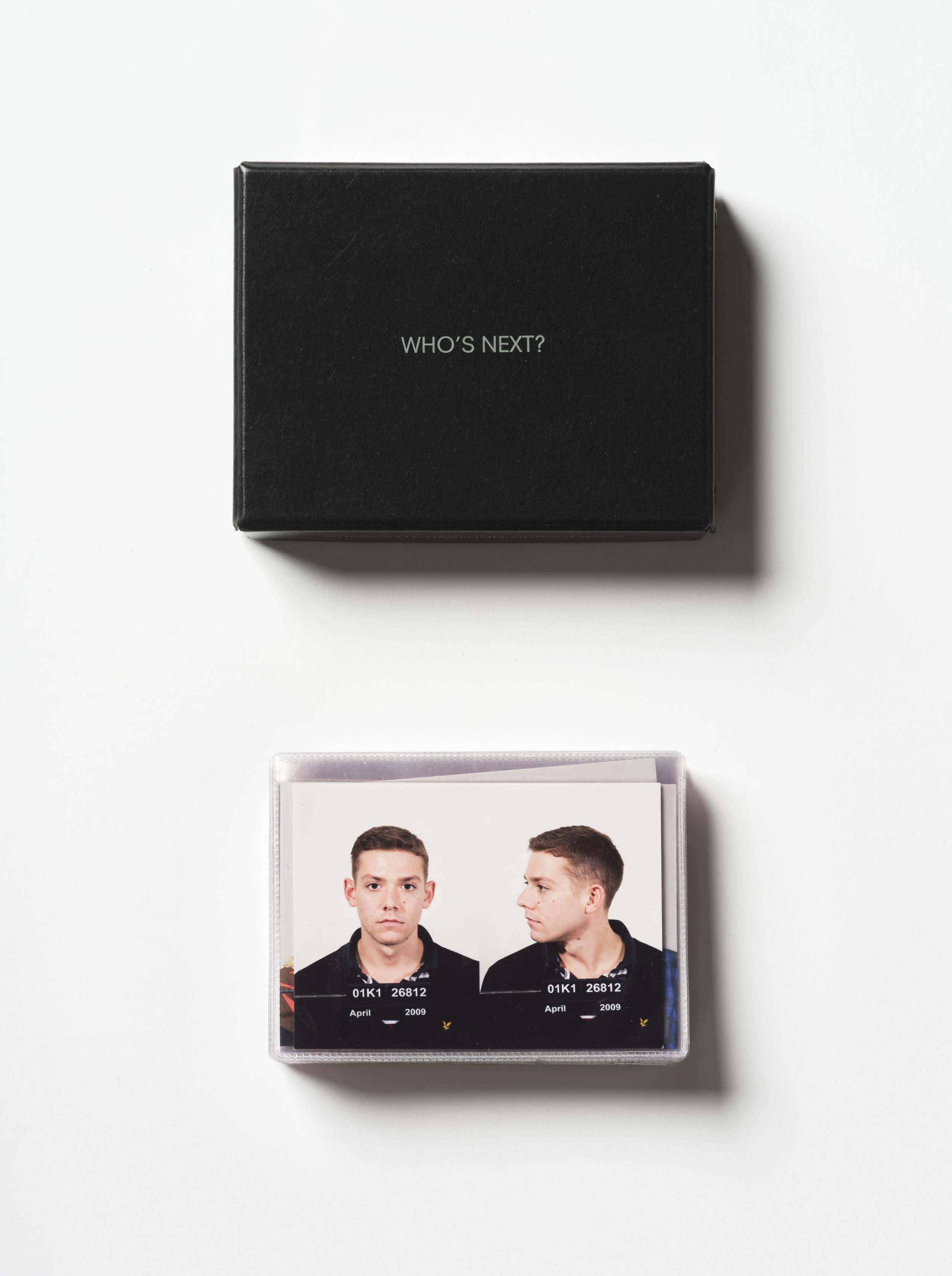 En sort æske med teksten "Who's Next?" og indeni er et portræt i form af et politibillede