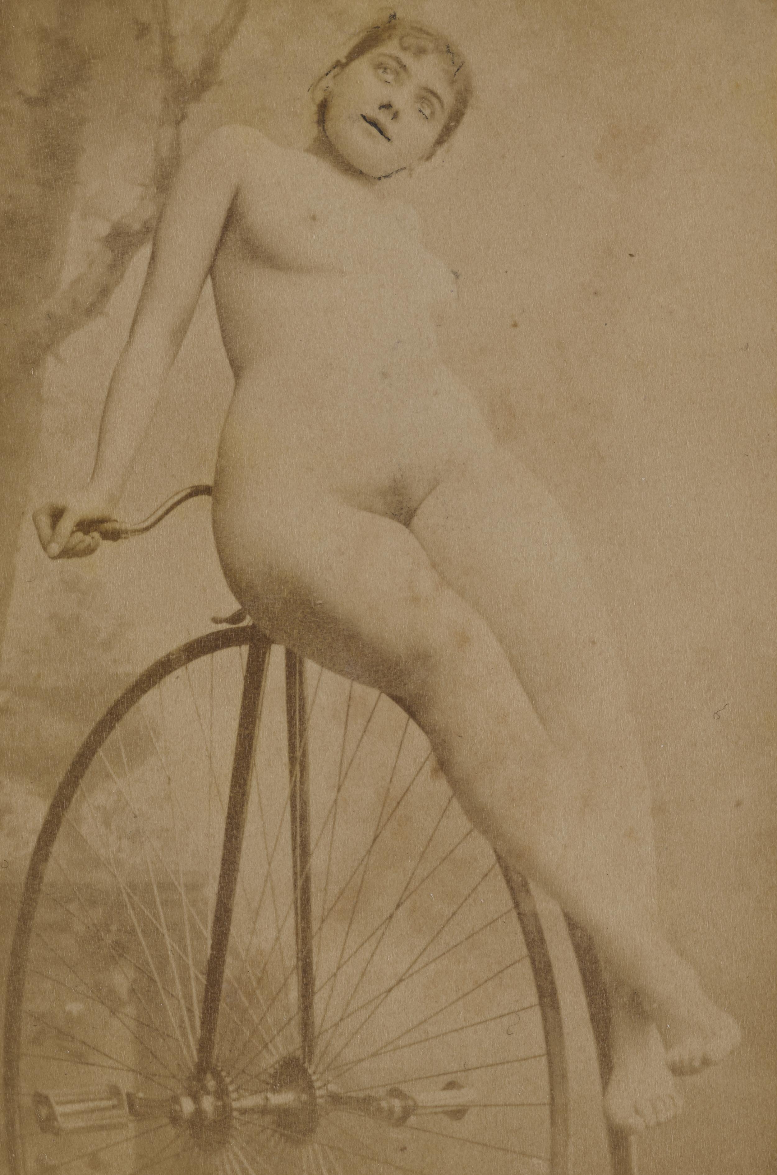 Kvinde poserer på en væltepeter