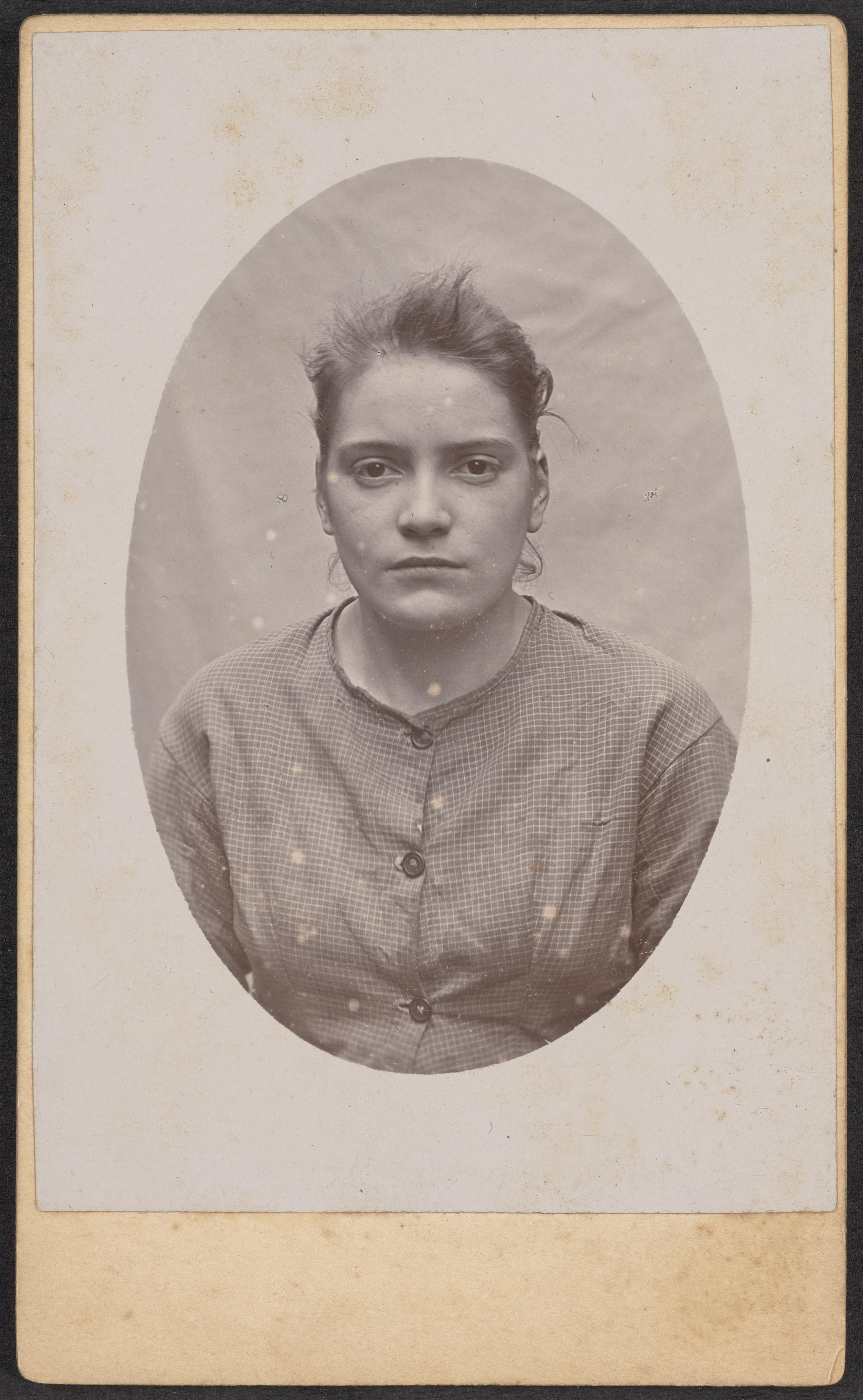 Fotografi af kvinde dømt for tyveri, ca. år 1880-1900.