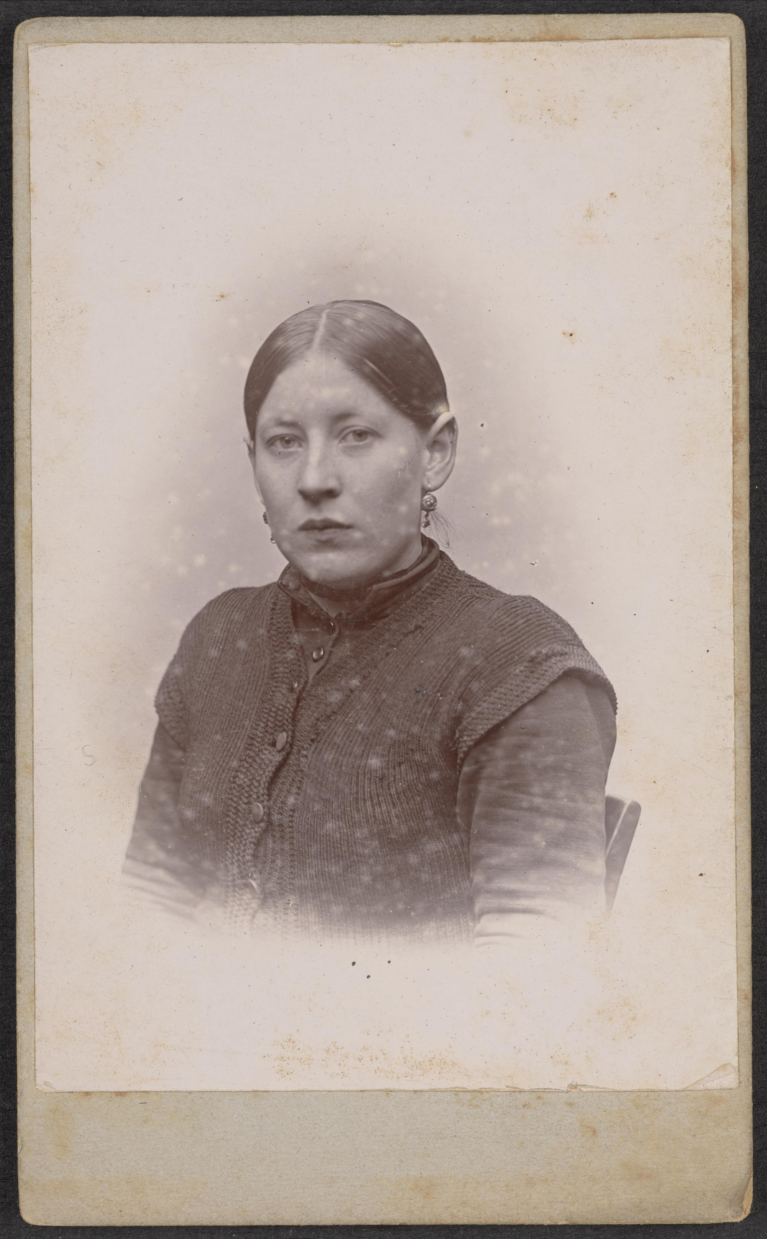 Fotografi af kvinde dømt for tyveri eller straffesag, ca. år 1890-1900.