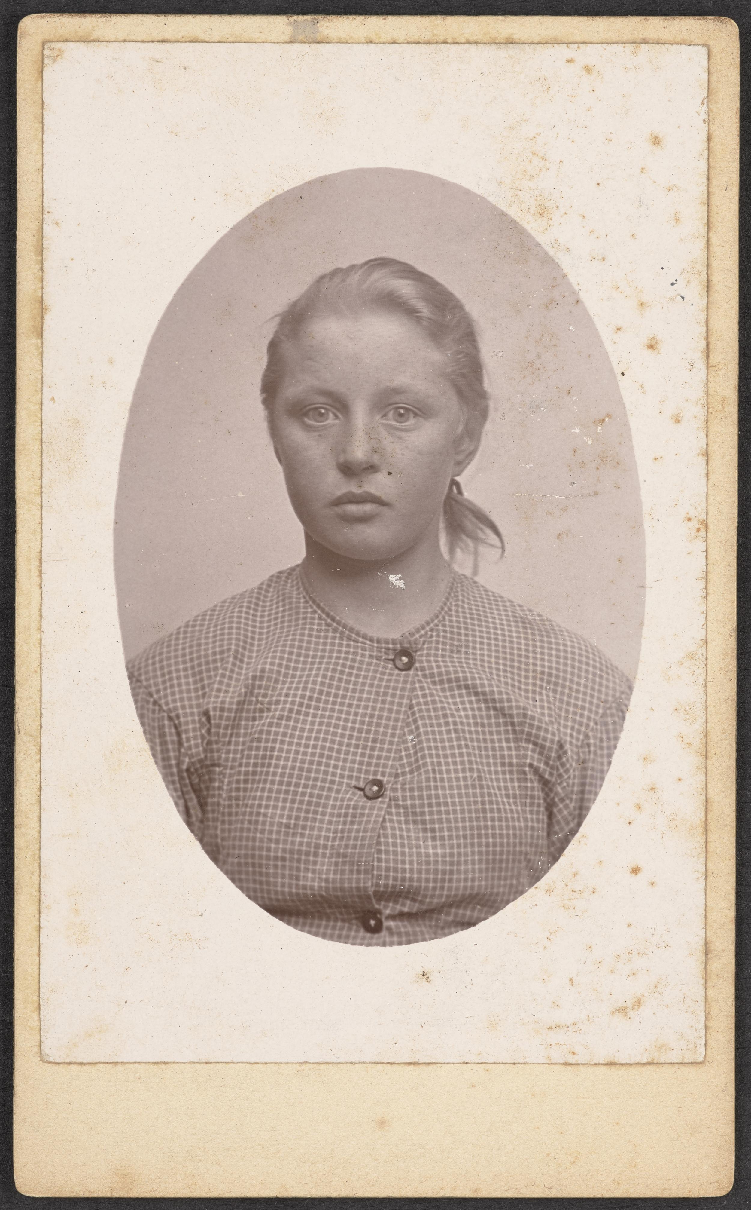 Fotografi af kvinde dømt for tyveri eller straffesag, ca. år 1880-1900.