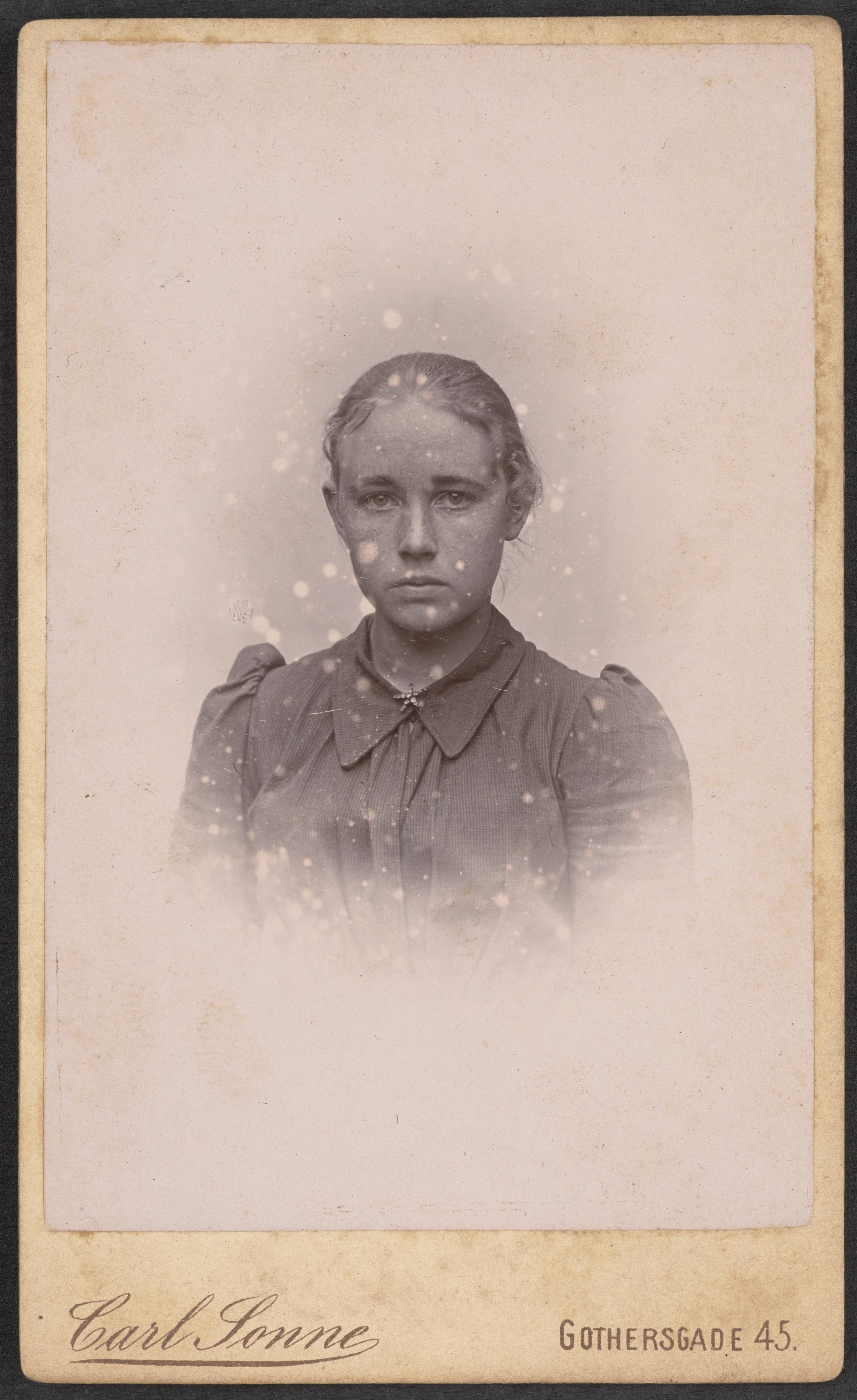 Fotografi af kvinde dømt for tyveri eller straffesag, ca. år 1880-1900.