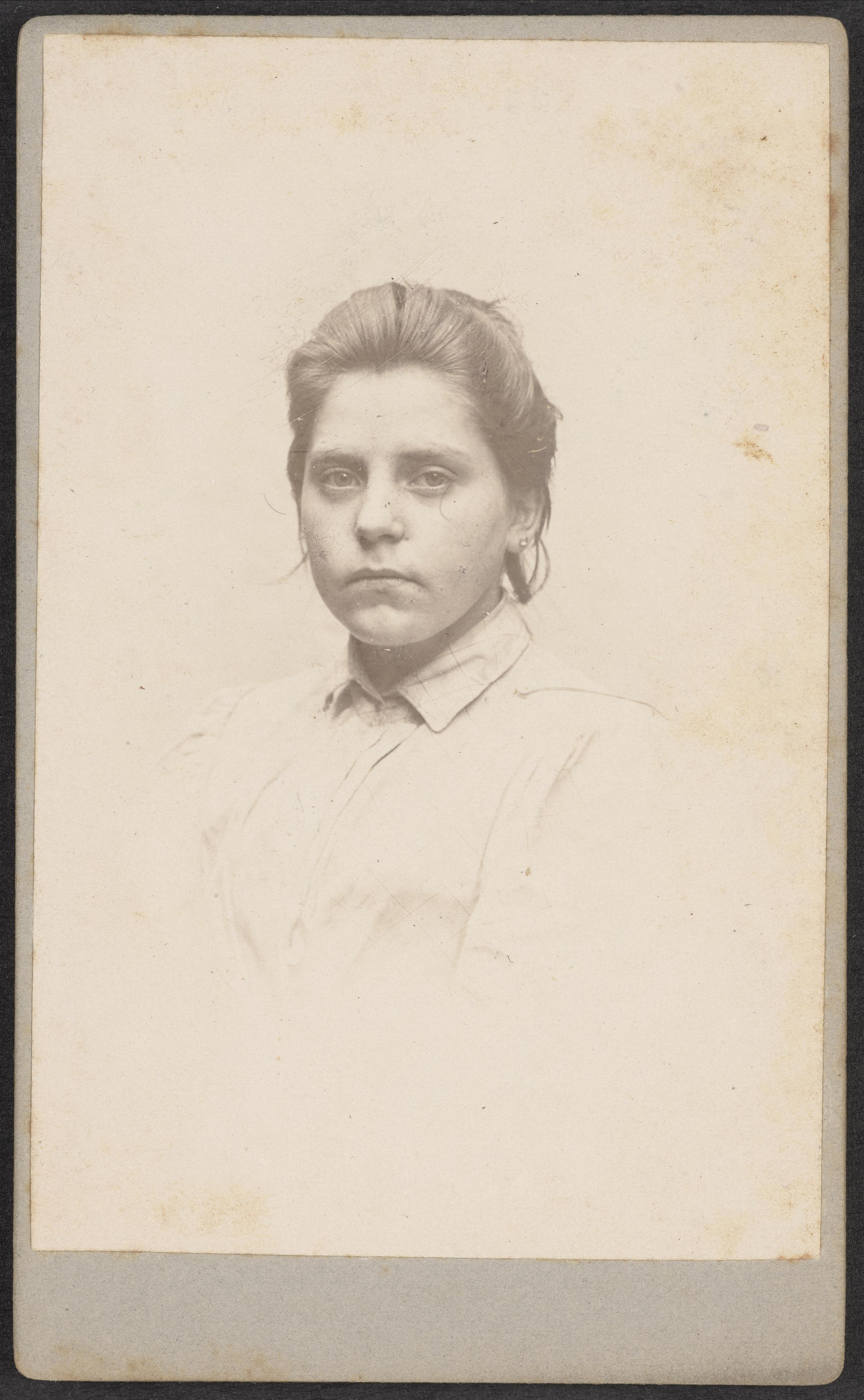 Fotografi af kvinde dømt for tyveri eller straffesag, ca. år 1880-1900.