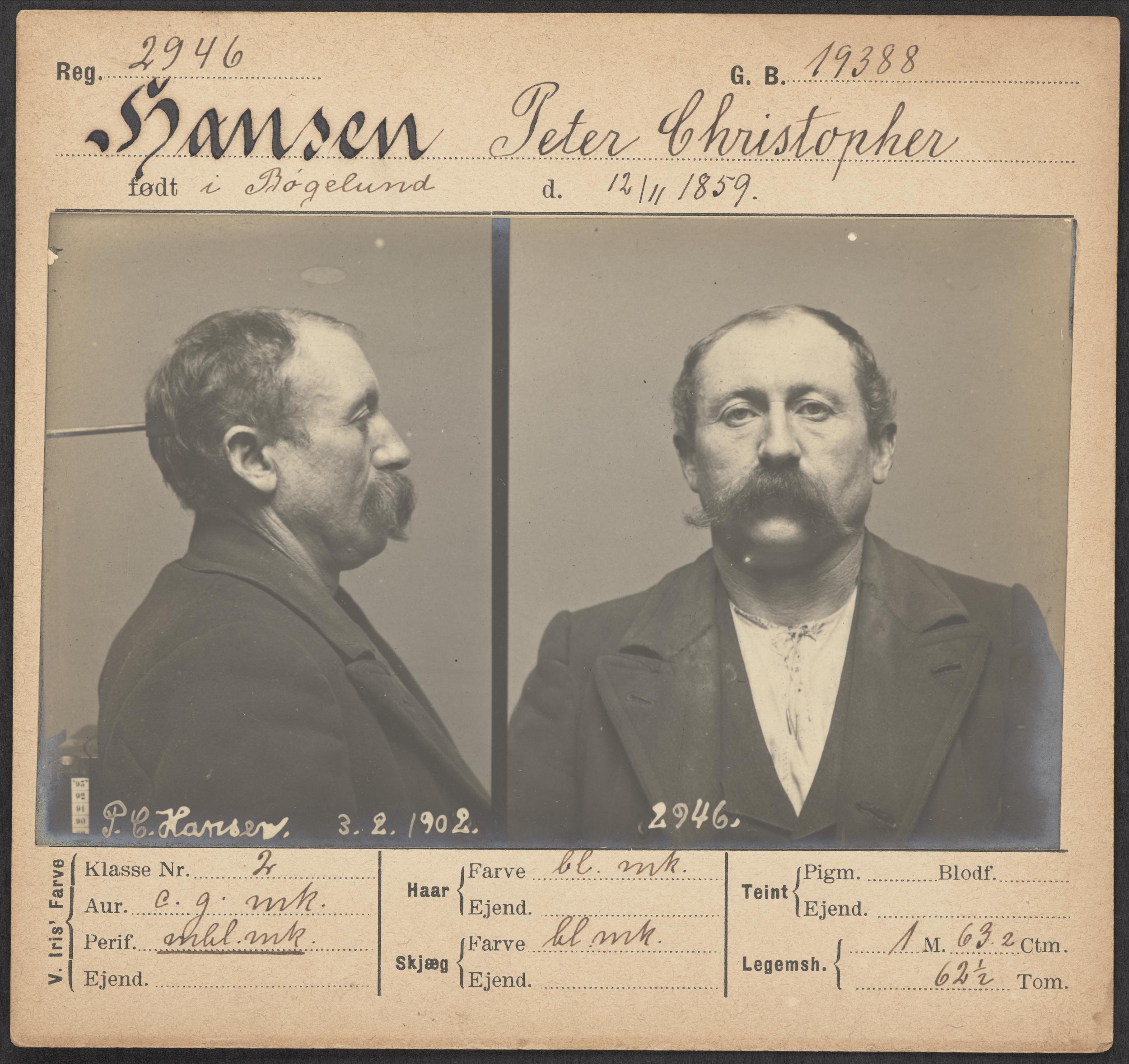 Politibillede af en mand med et stort overskæg i profil og ligepå