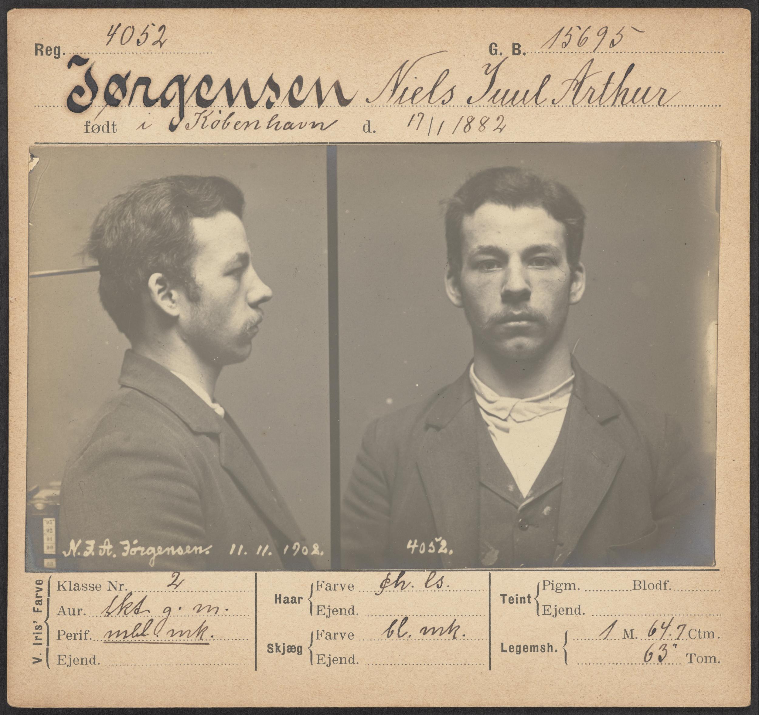 Politibillede af en mand i profil og ligepå