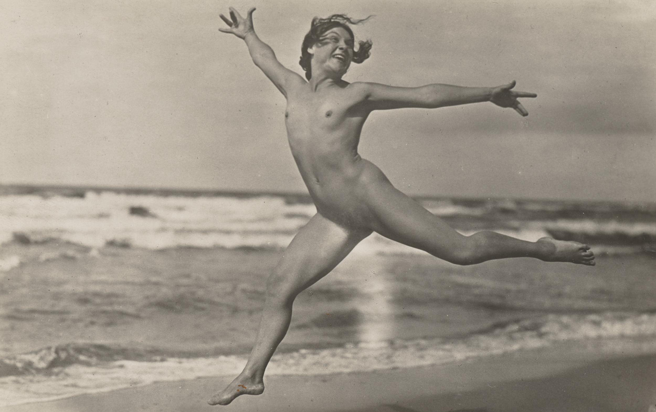 Nøgen kvinde på strand