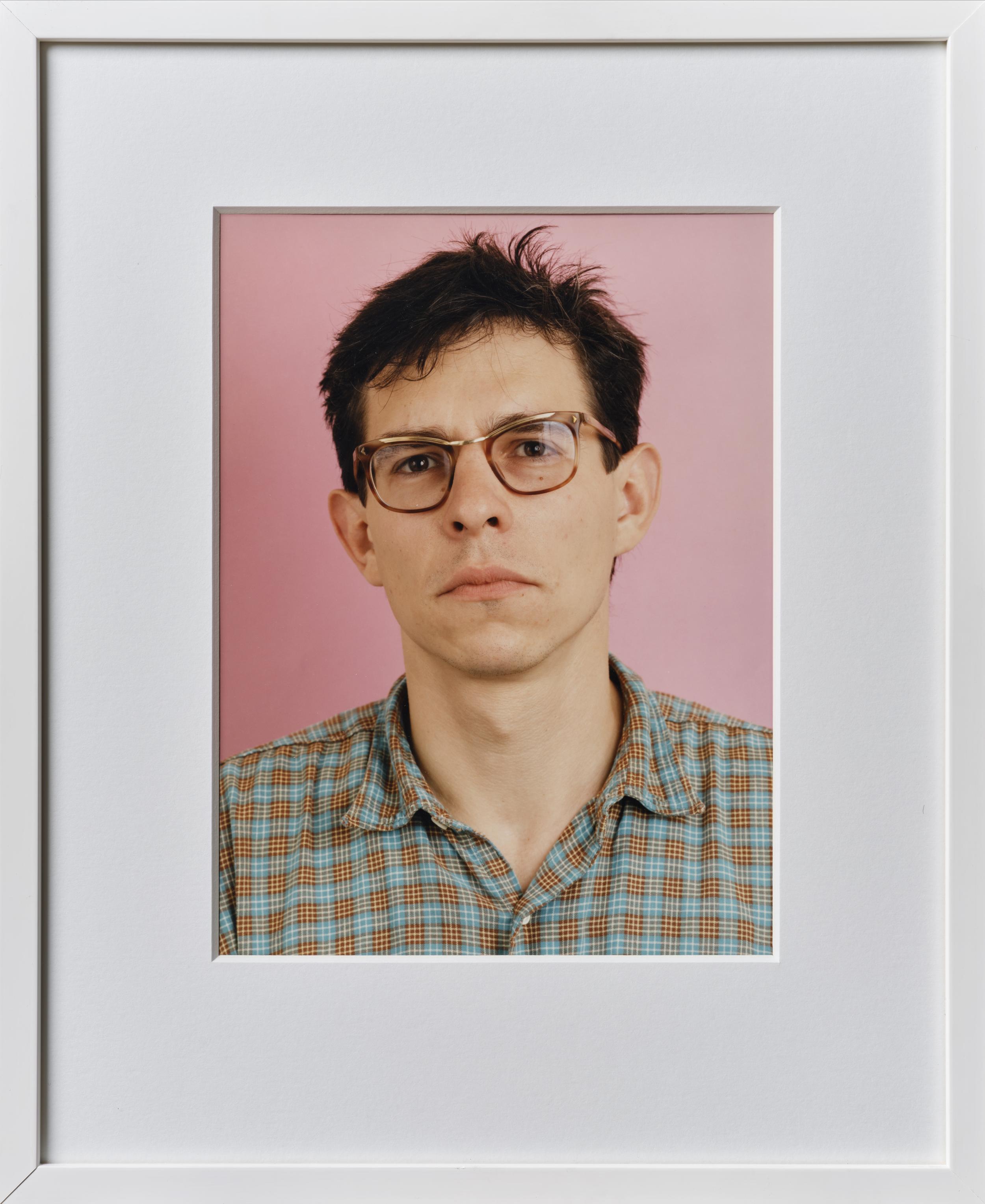 Portræt af mand, der stirrer direkte ind i kameraet. Circa 1985.