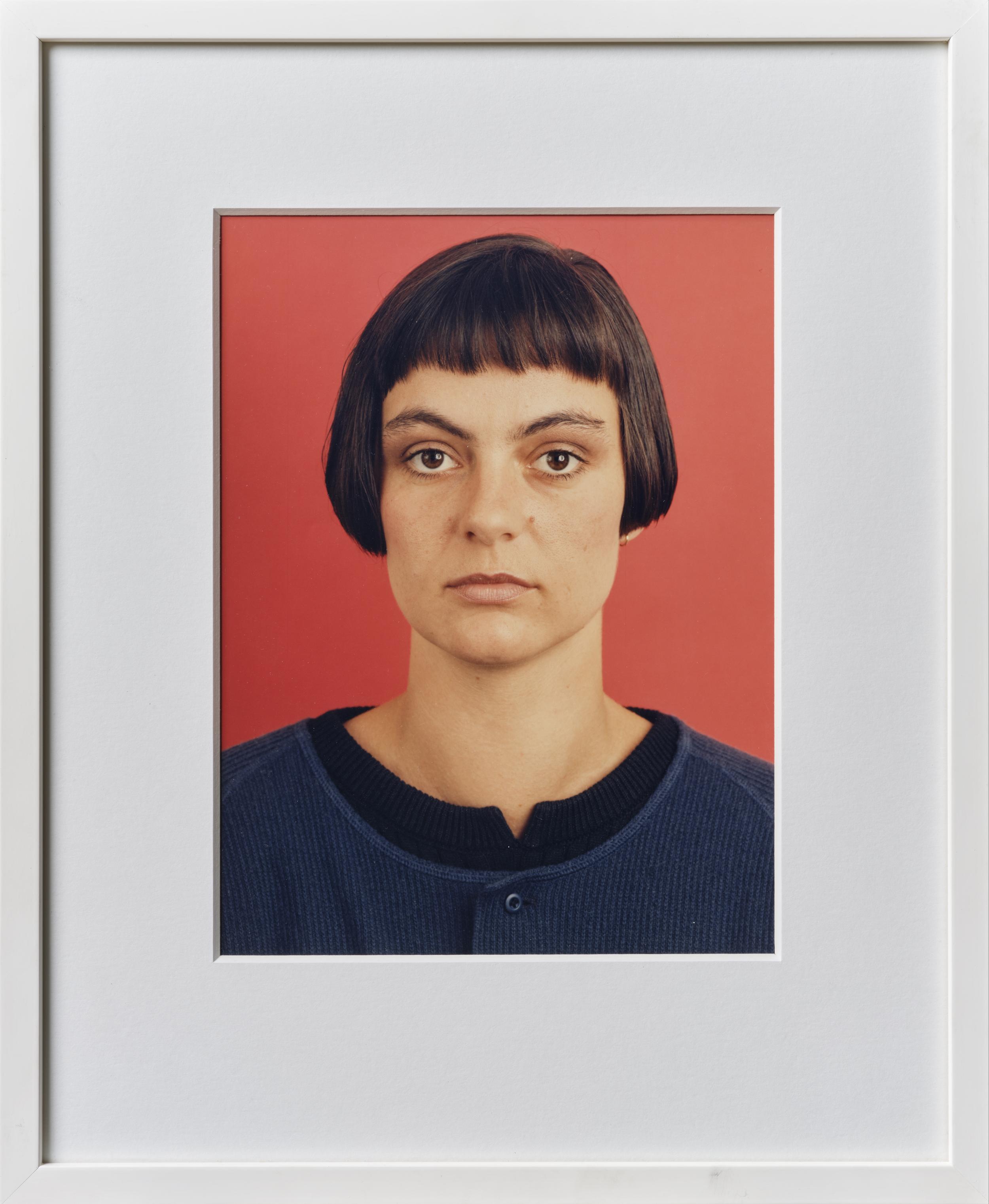 Portræt af kvinde, der stirrer direkte ind i kameraet. År 1985.