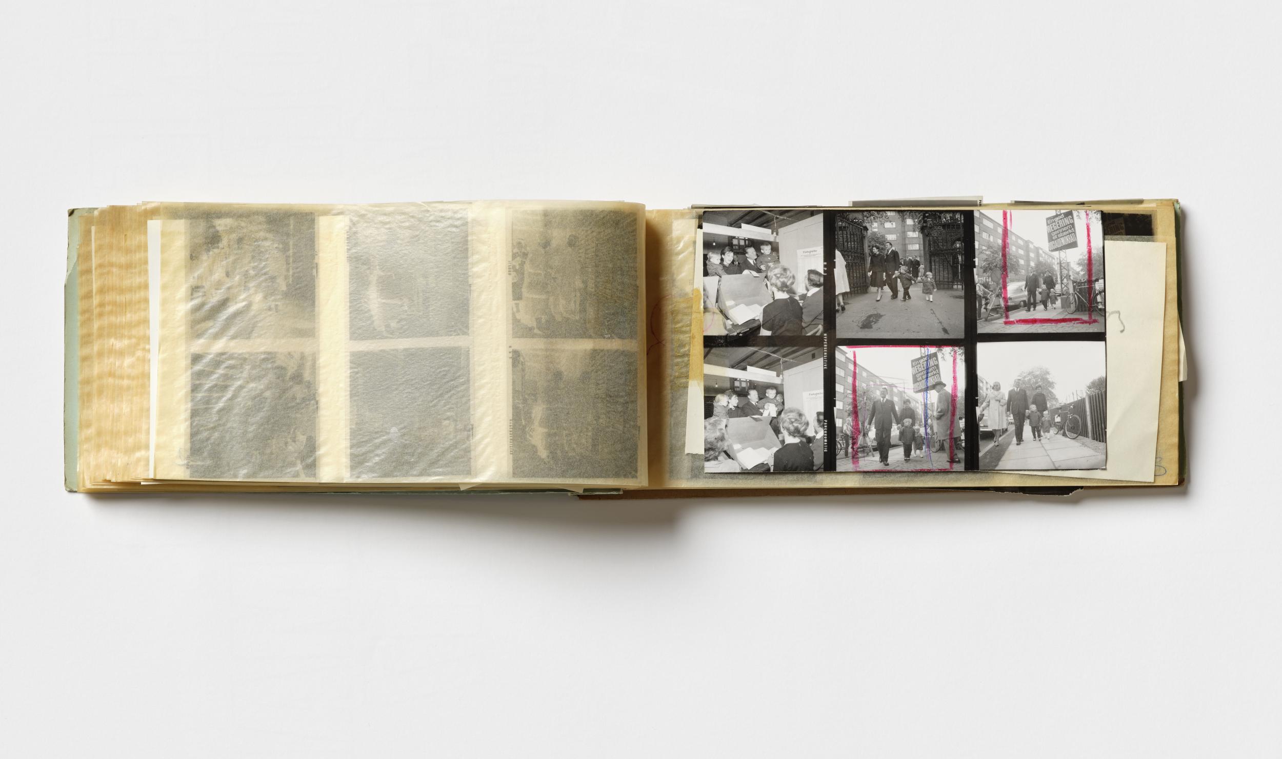 6 billeder af Statsminister Jens Otto Krag afgiver sin stemme til folketingsvalg i 1964, og på turen hen til stemmestedet med si