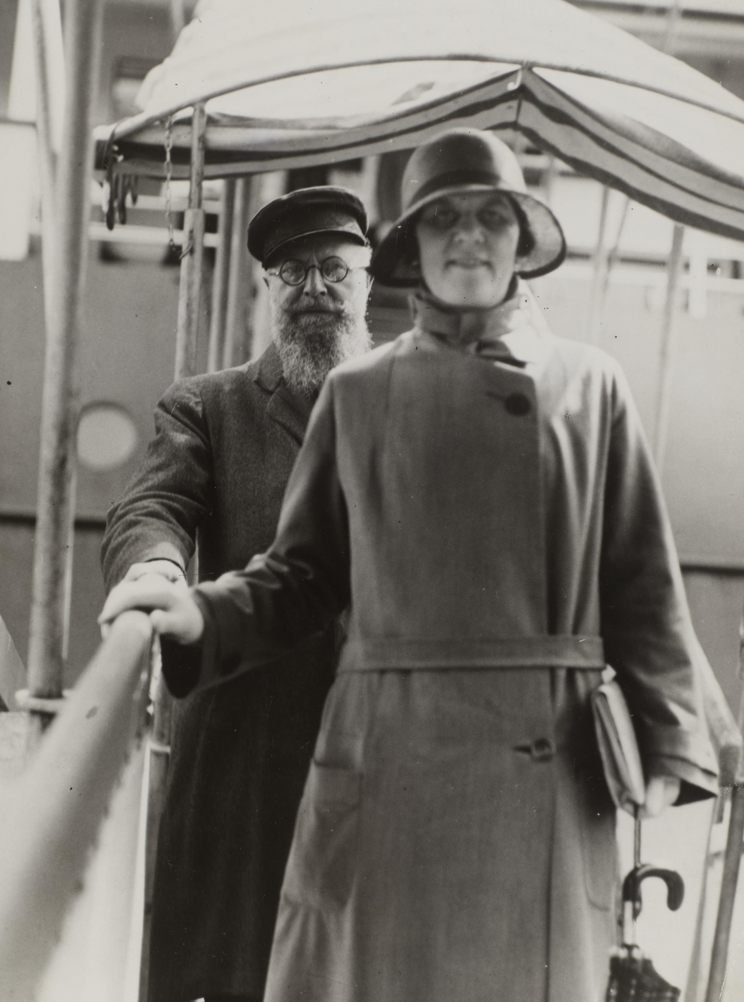 Statsminister Thorvald Stauning bag ved amassadør Bodil Begtrup. Begge har en hånd på et rækværk.