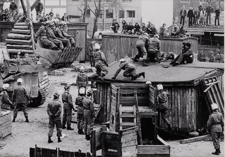 Kampklædt politi på Bryggeren på Nørrebro, 1980.