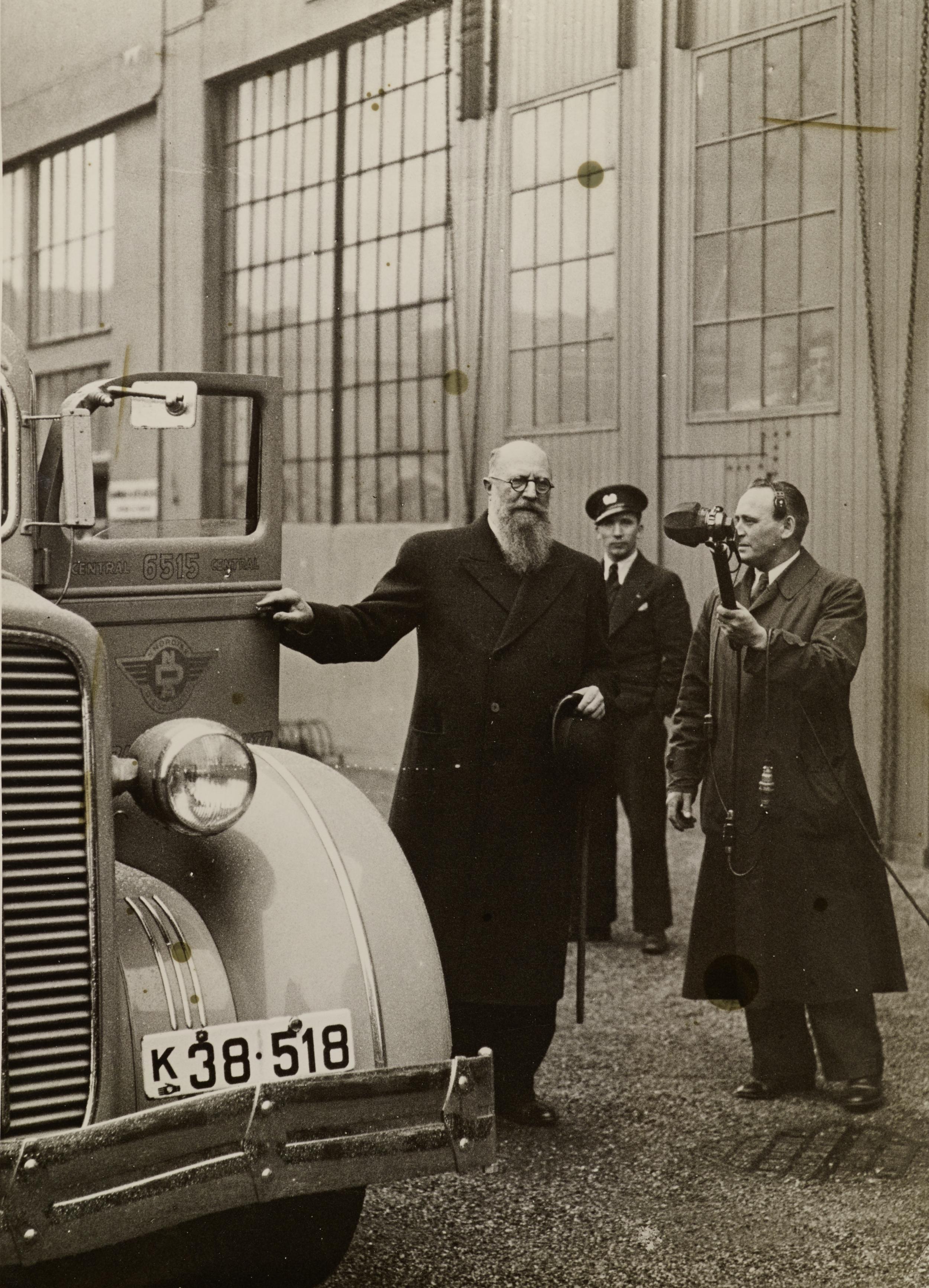 Statsminister Thorvald Stauning ved bil.