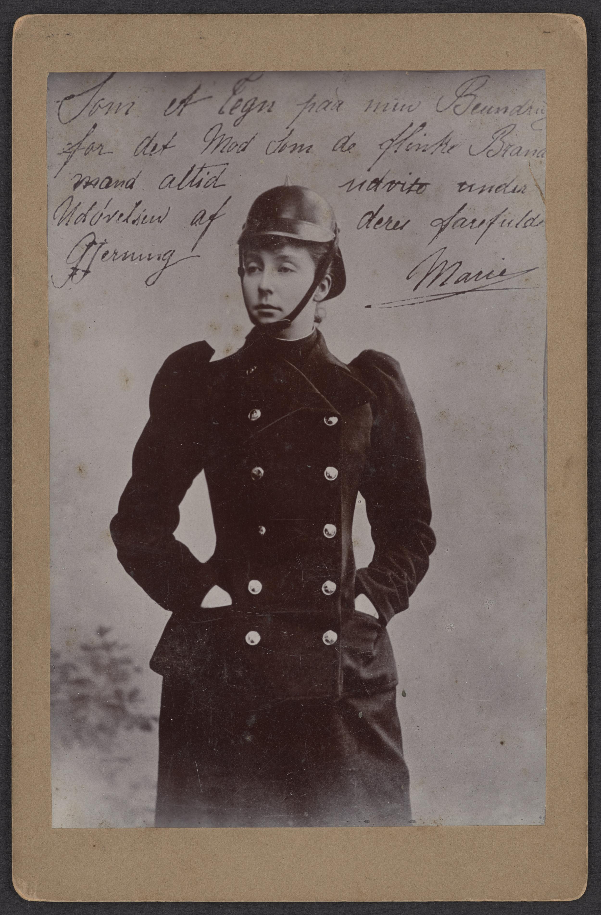 Kabinetkort af Prinsesse Marie af Orléans i en sort branduniform og hat