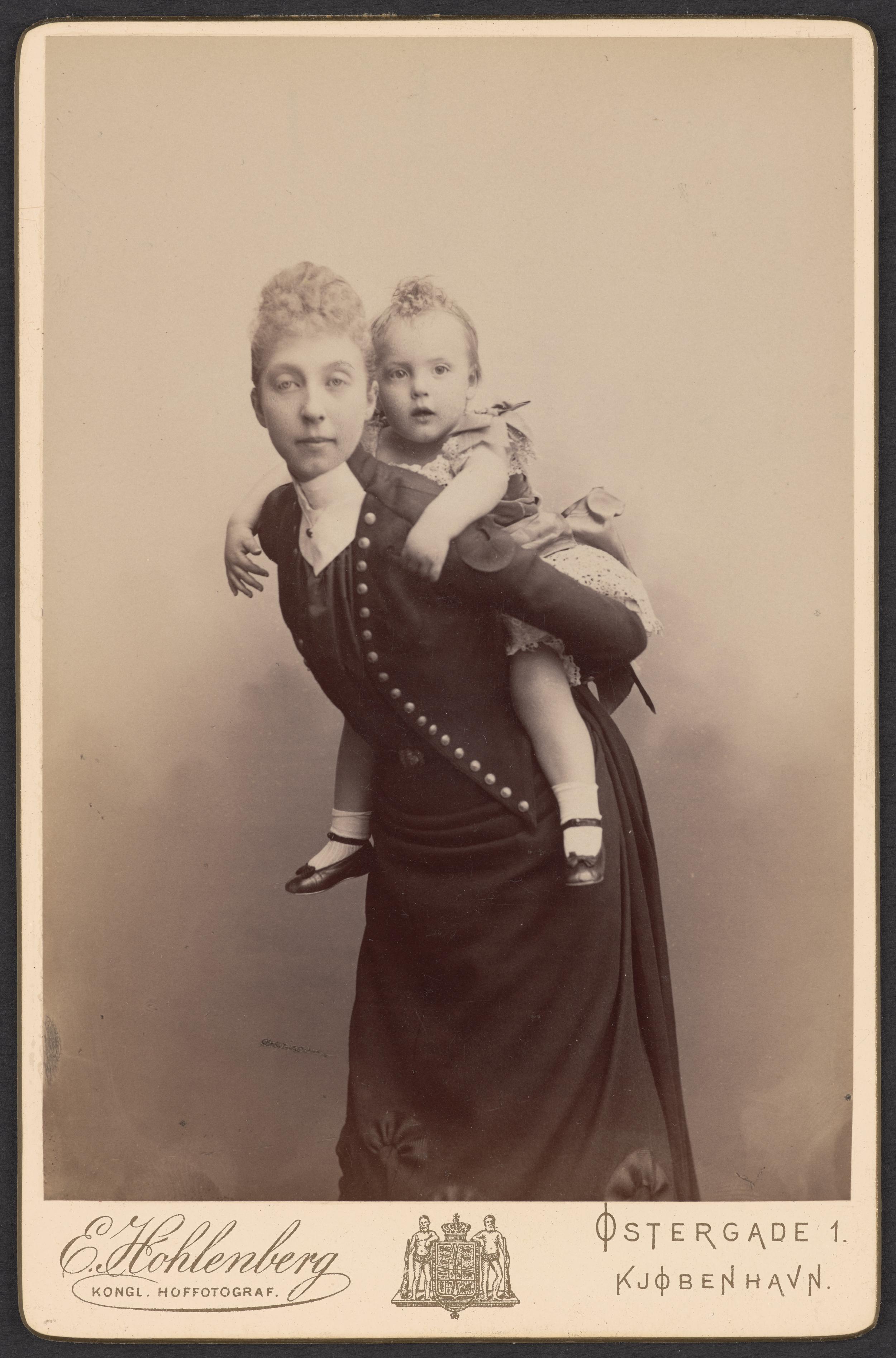 Prinsesse Marie af Orléans med lille Prinsesse Margrethe på ryggen