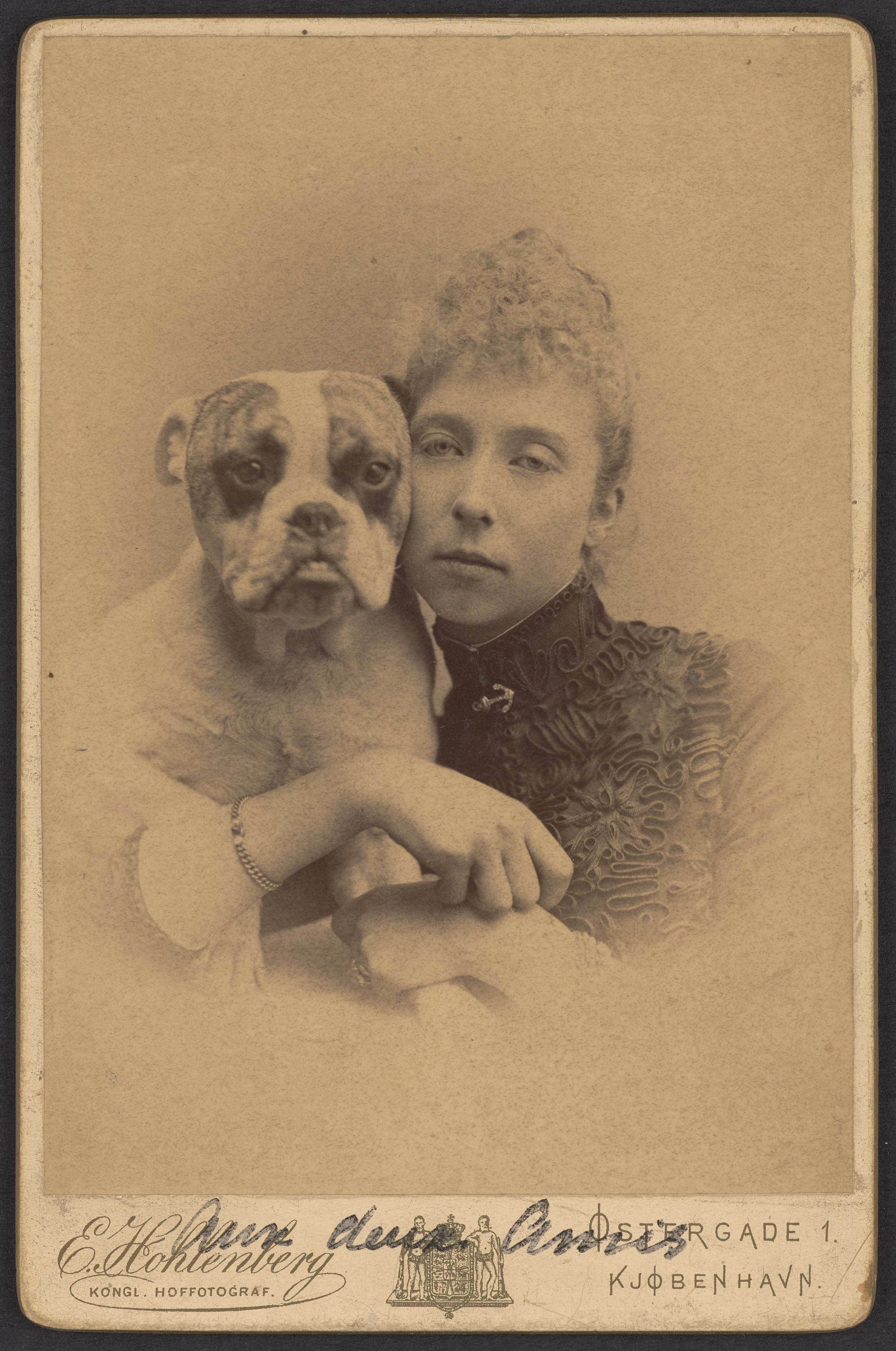 Prinsesse Marie af Orléans med en hund af racen boxer.