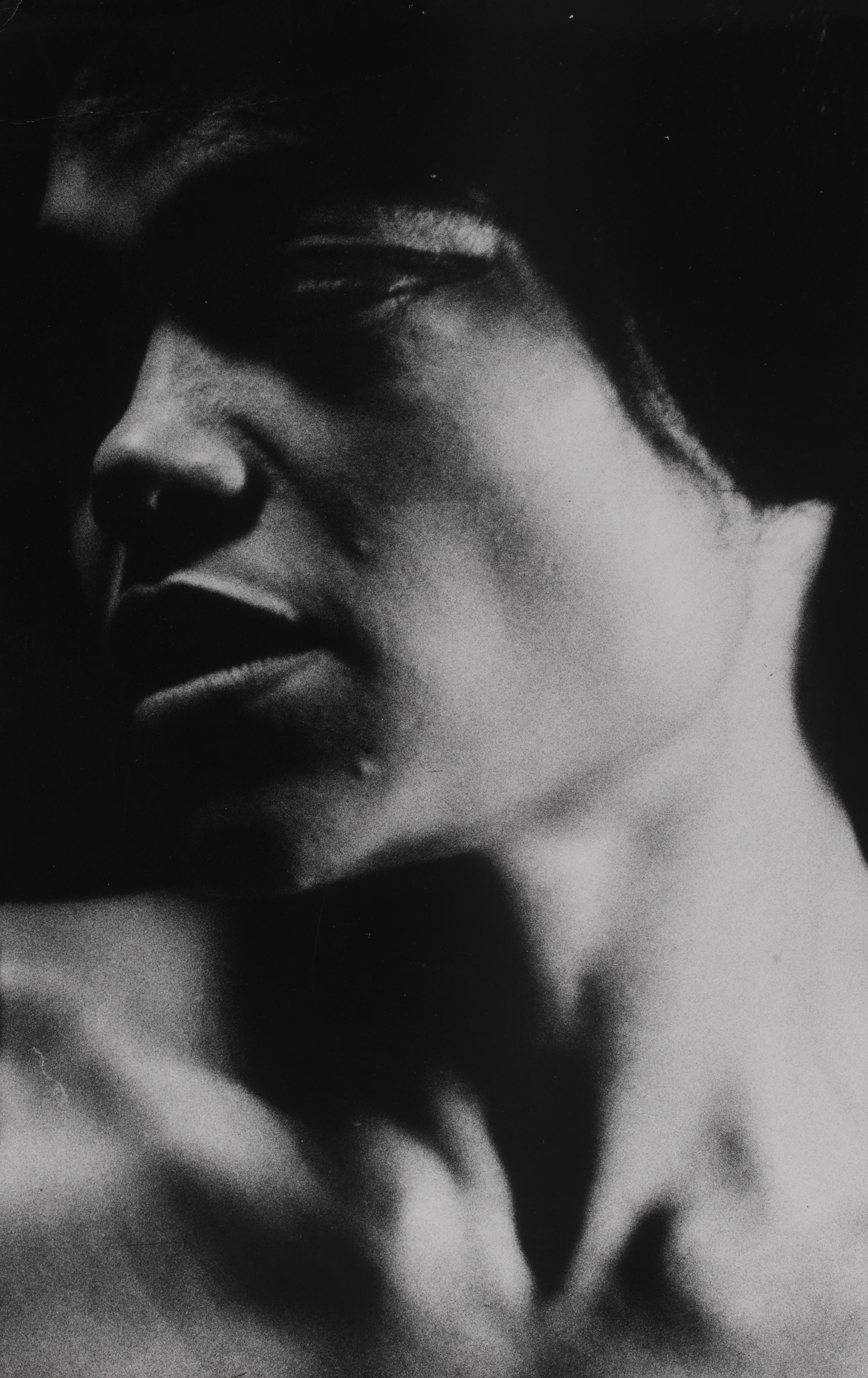 Eartha Kitt ser til siden. Kameraet fanger kun hendes ansigt og kraveben.
