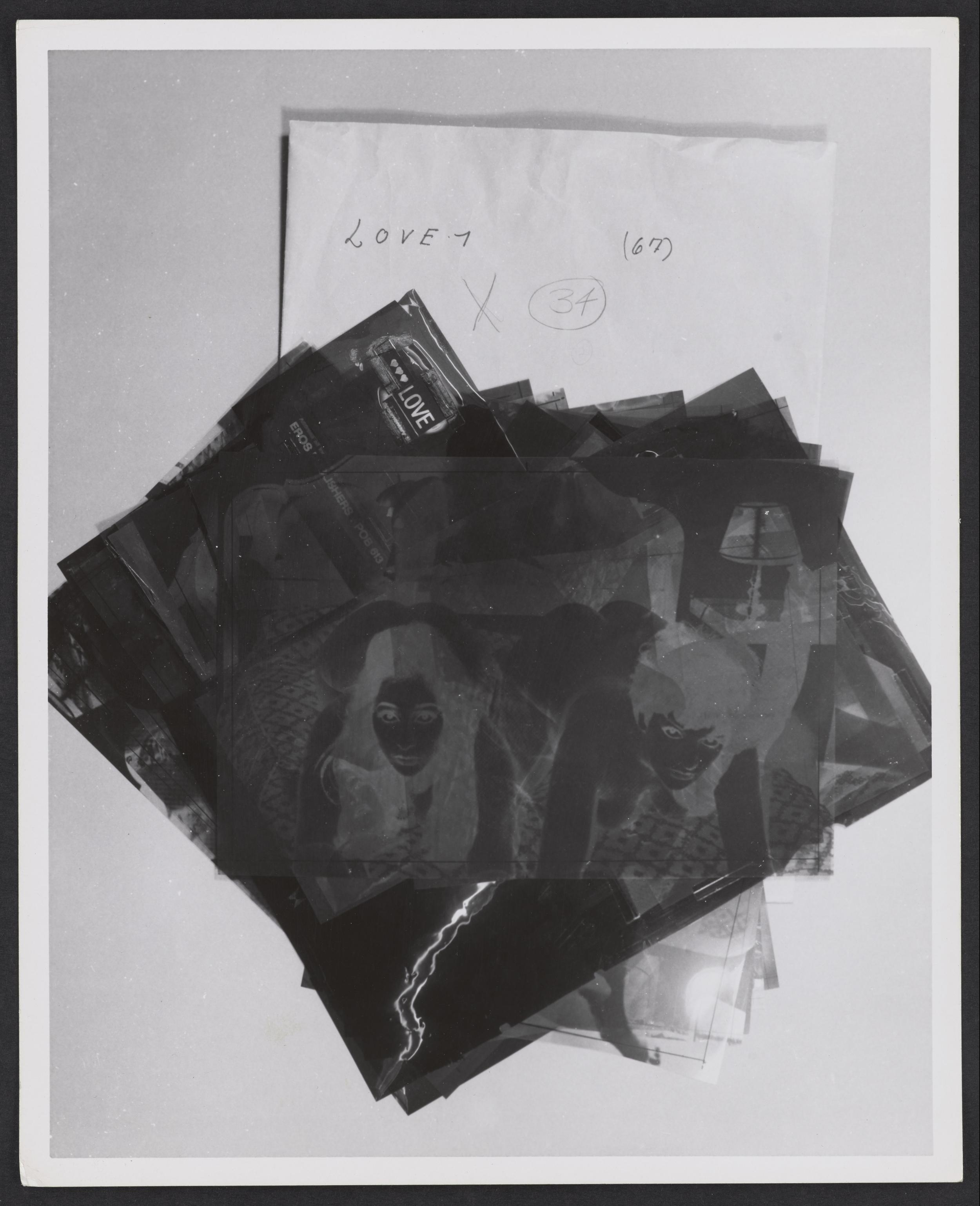 En bunke af negativer med kvinder på