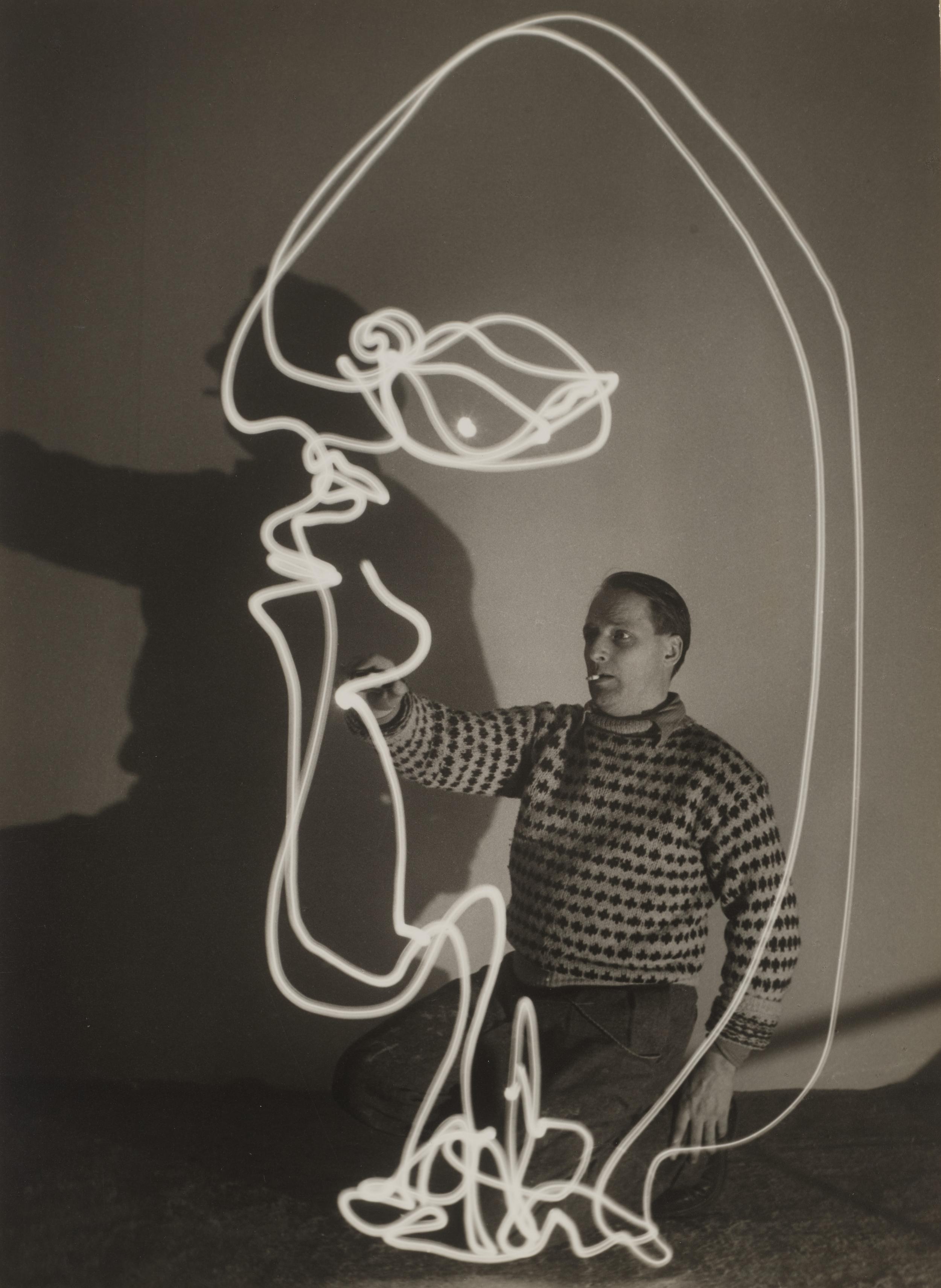 Kunstneren Asger Jorn med en figur af lys