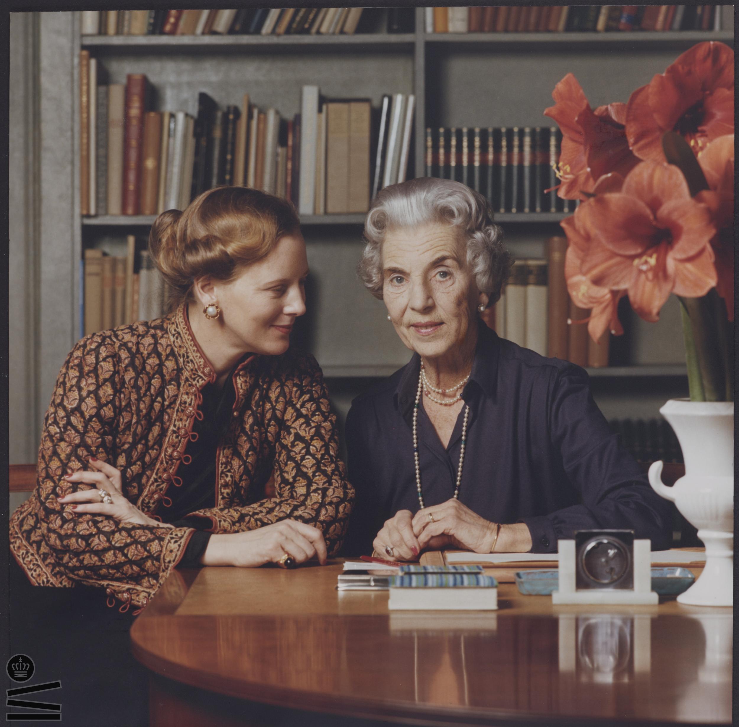 Dronning Ingrid sidder sammen med Dronning Margrethe II.