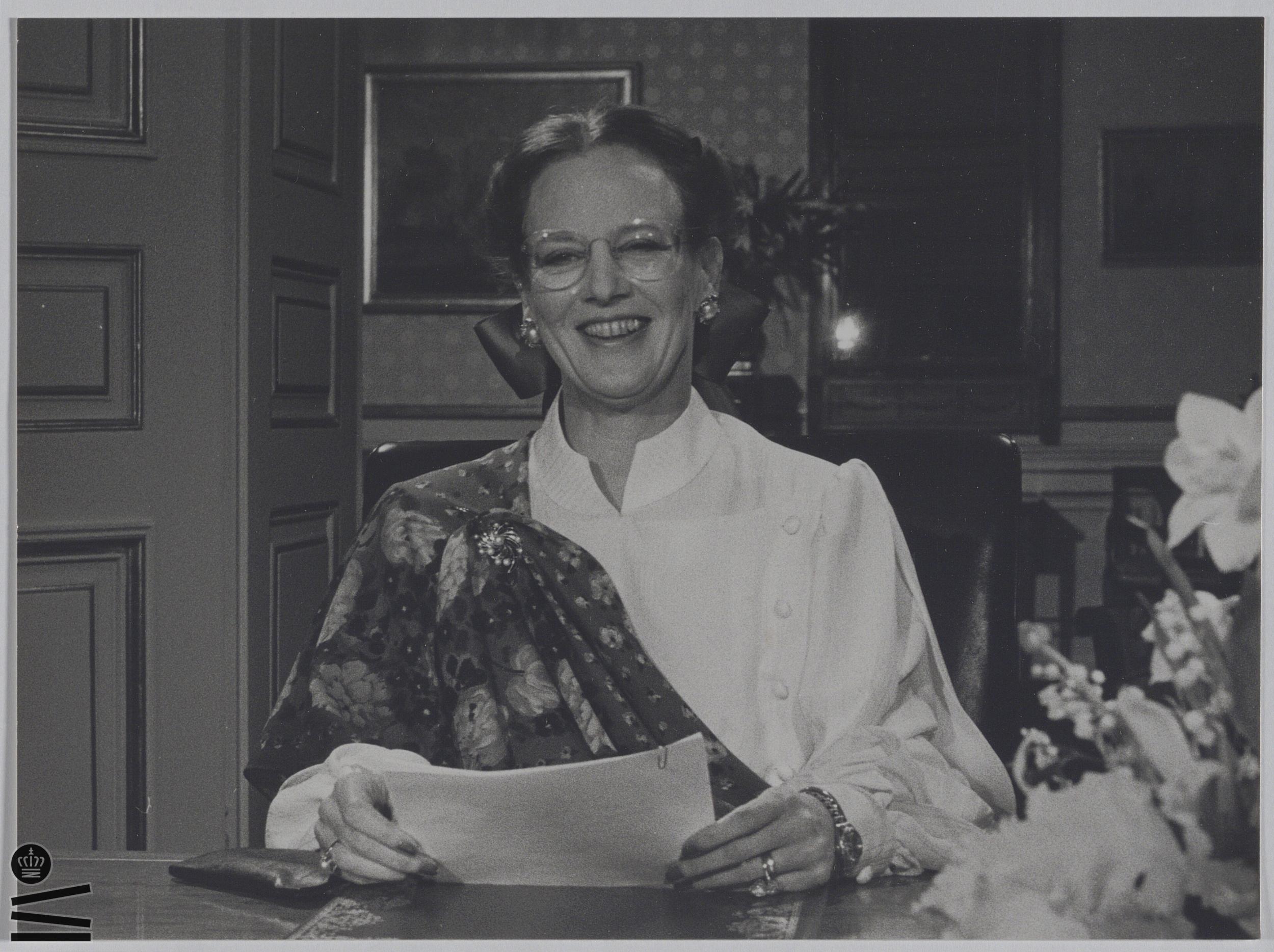 Dronning Margrethe II holder nytårstale. Sort/hvid billede.
