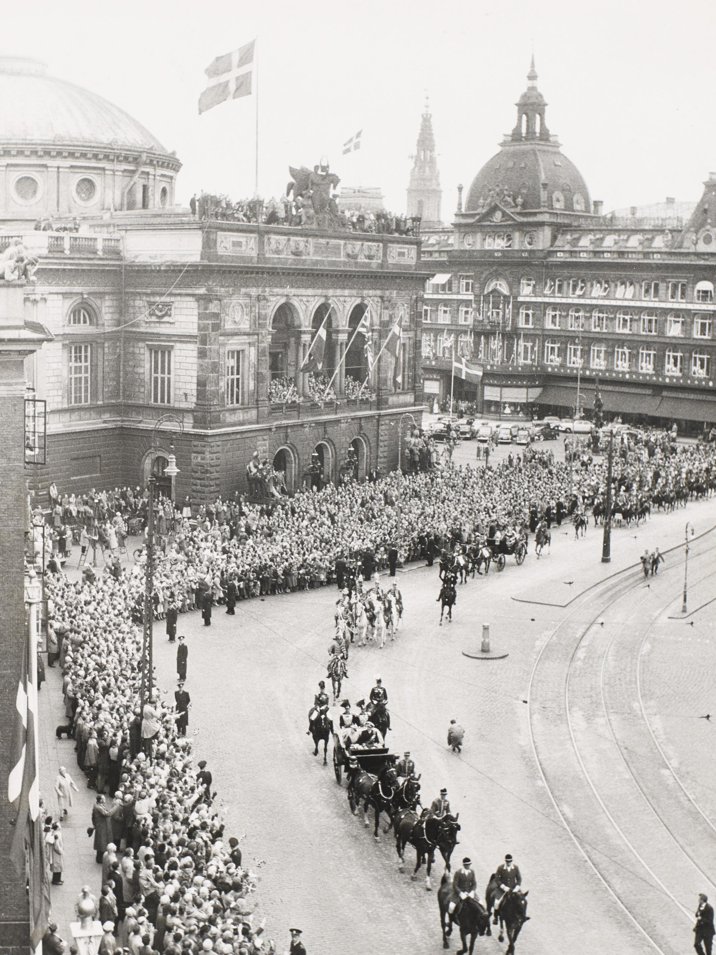 Dronning Elizabeths kortege kører igennem København