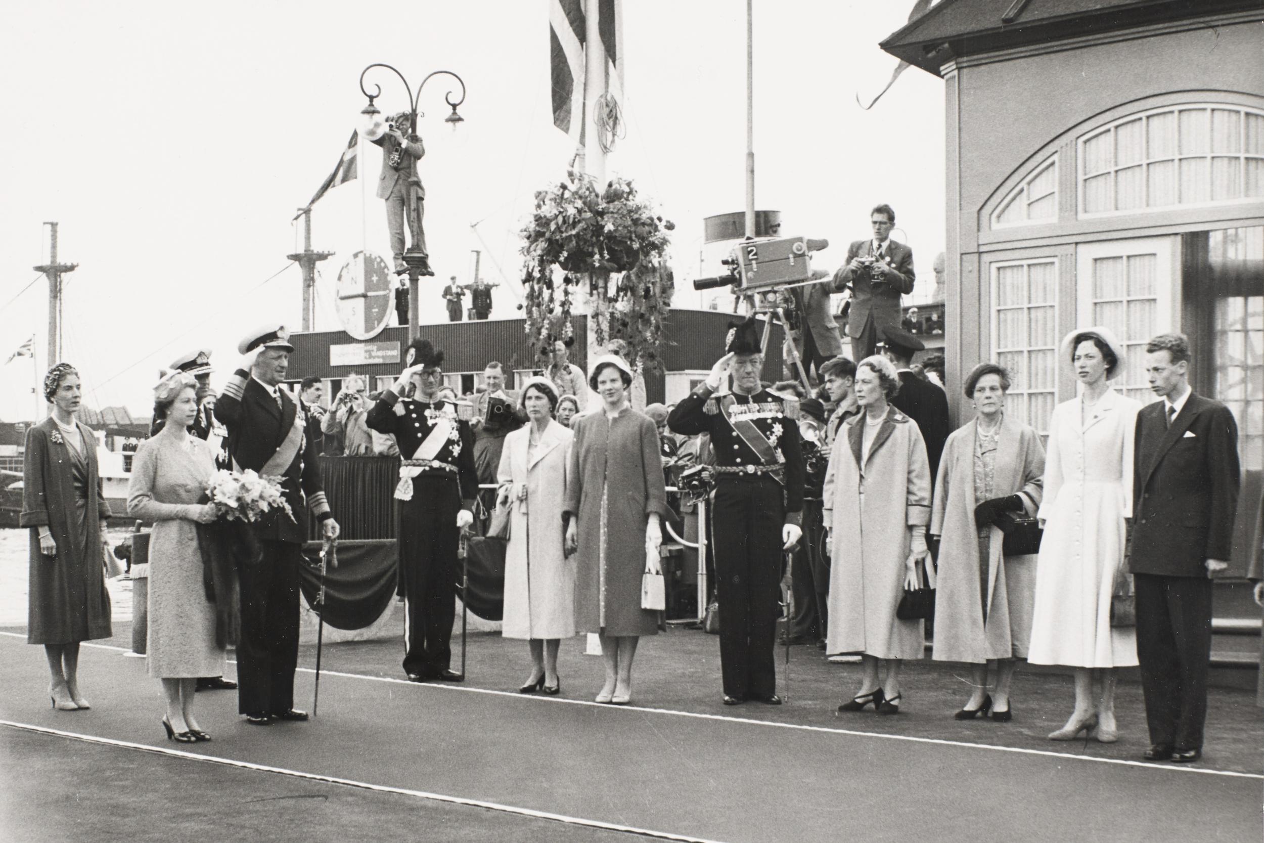 Elizabeth II ankommer til København