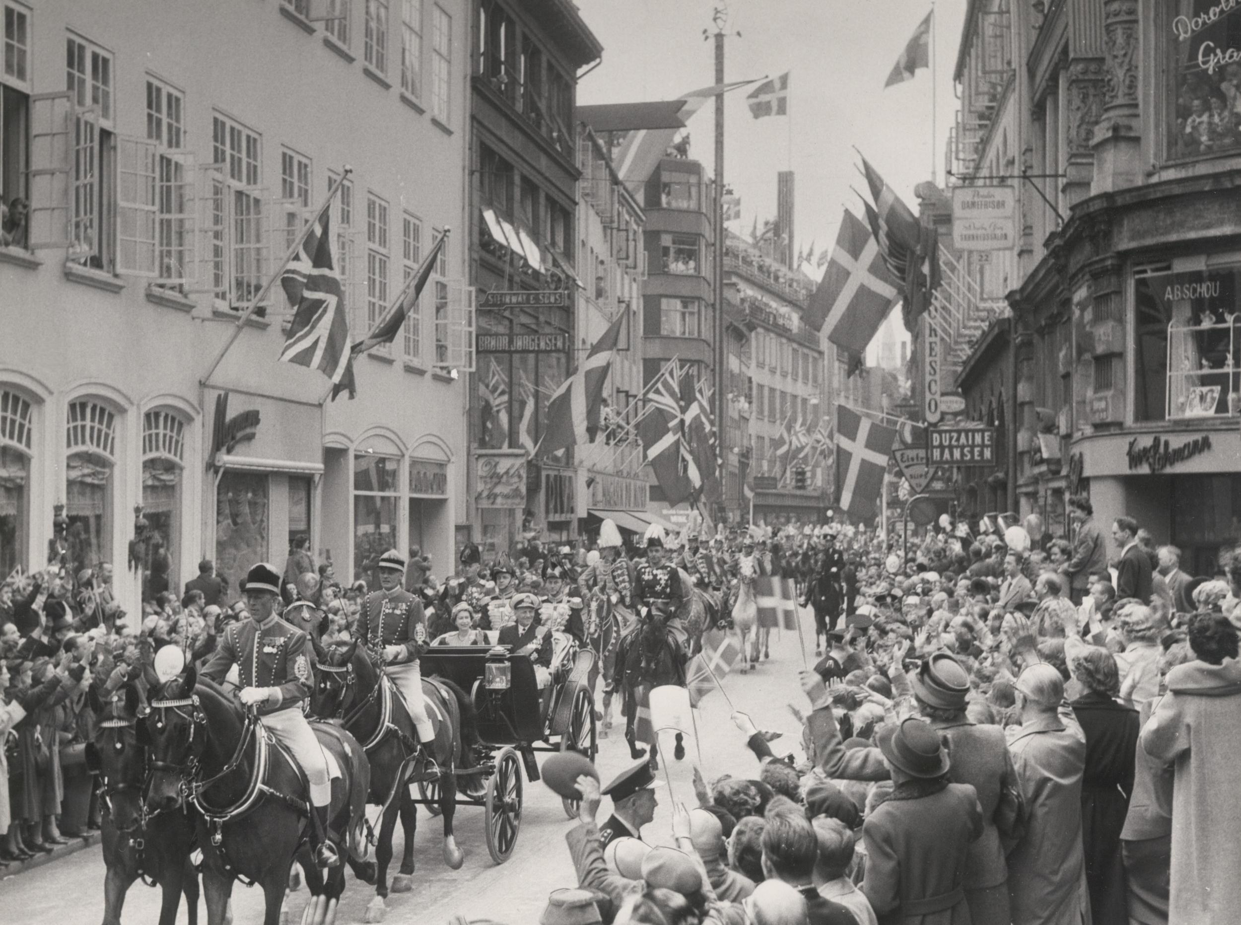 Elizabeth II kører i karet gennem København
