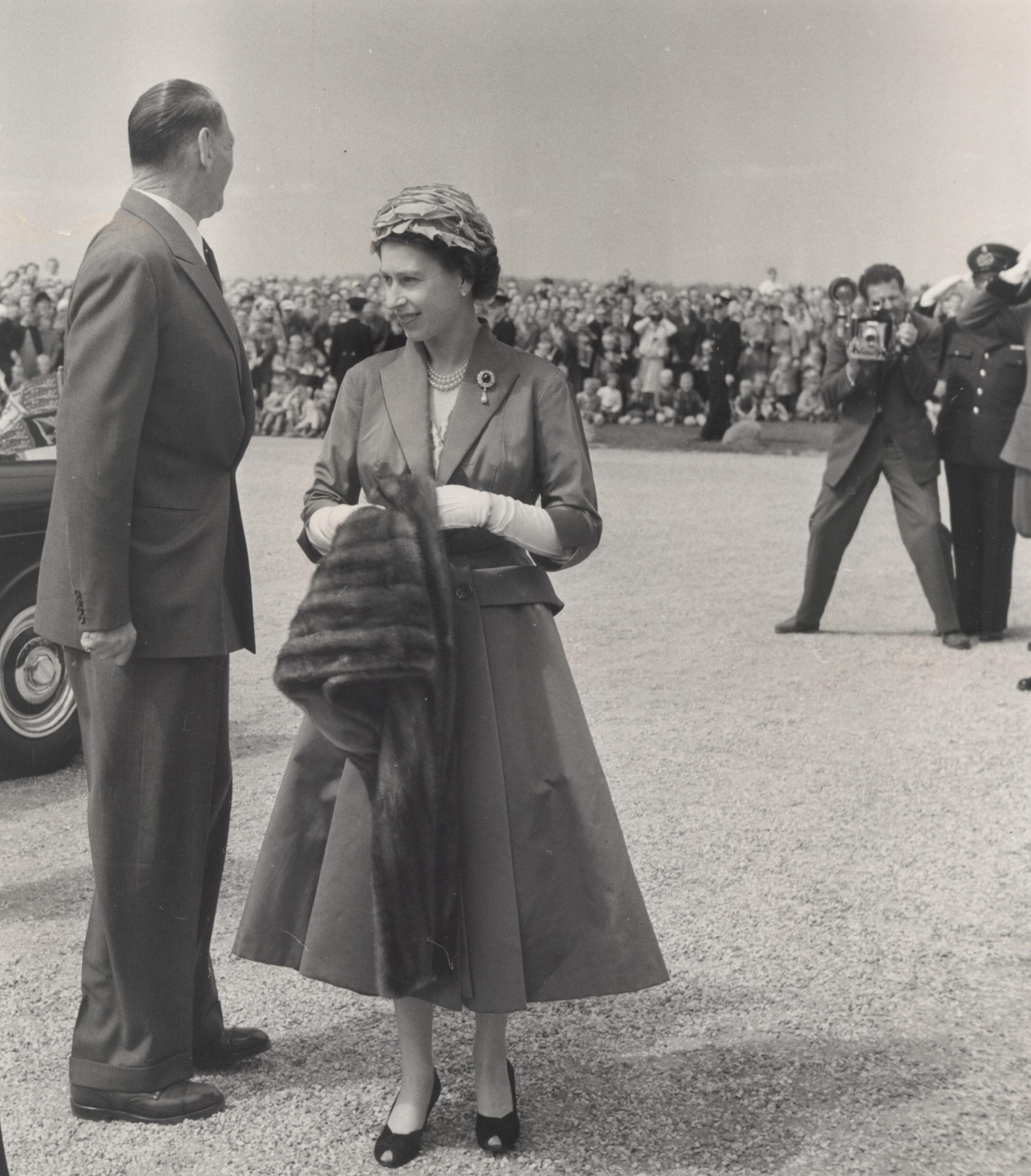 Frederik IX vender sig væk fra kameraet, mens dronning Elizabeth står med siden til